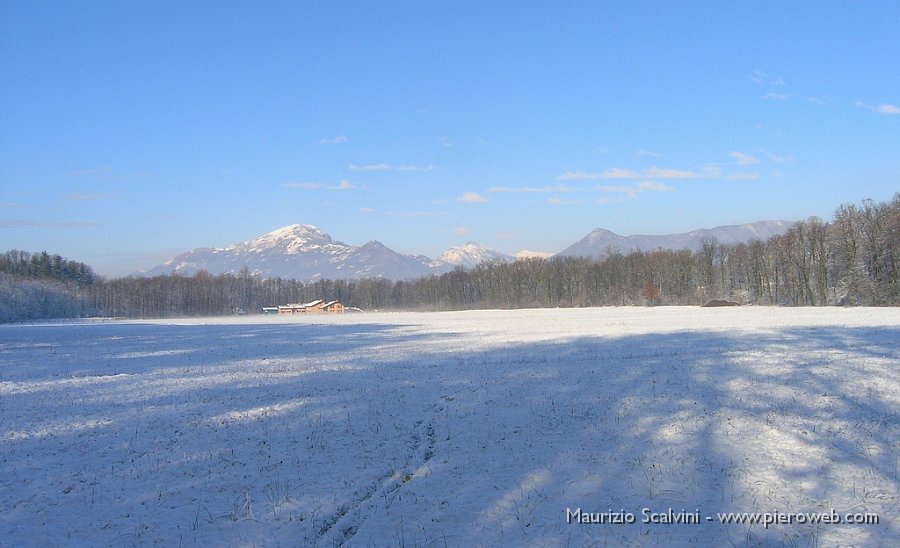 21 La piana del Gres e le montagne della Valle Imagna.JPG